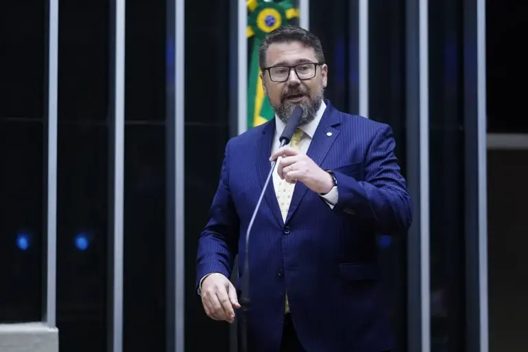 Projeto que prevê fim do IPVA e IPTU gera debate nacional sobre impacto nos municípios
