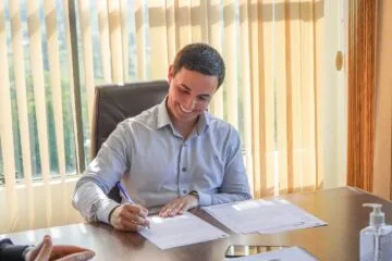 Prefeito pede para ser chamado apenas pelo nome e mensagem na porta do gabinete viraliza nas redes sociais