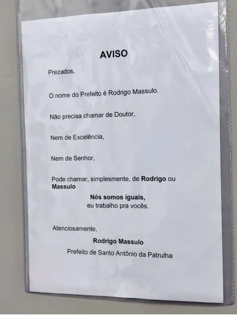 Prefeito pede para ser chamado apenas pelo nome e mensagem na porta do gabinete viraliza nas redes sociais