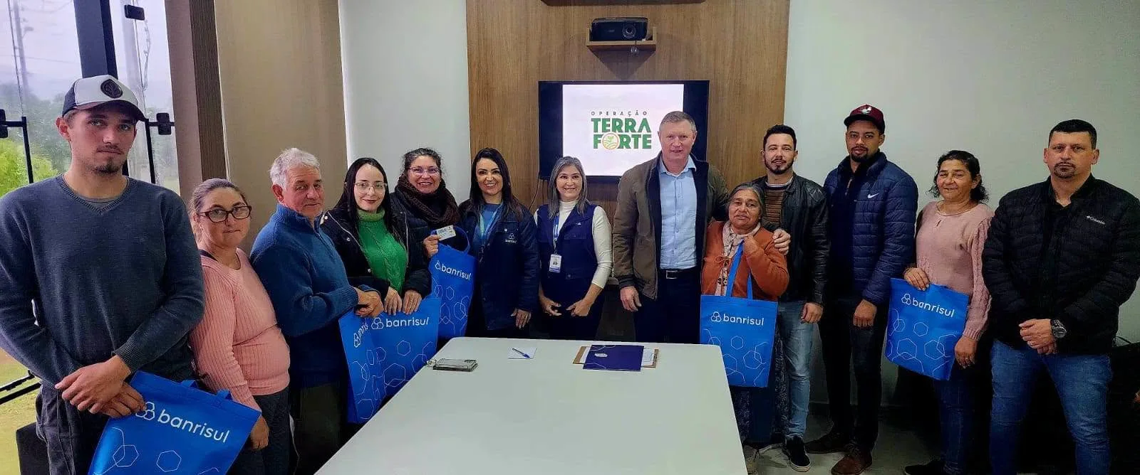 Banrisul Realiza Entrega Do Cartao Terra Forte Para Agricultores De Vale Verde