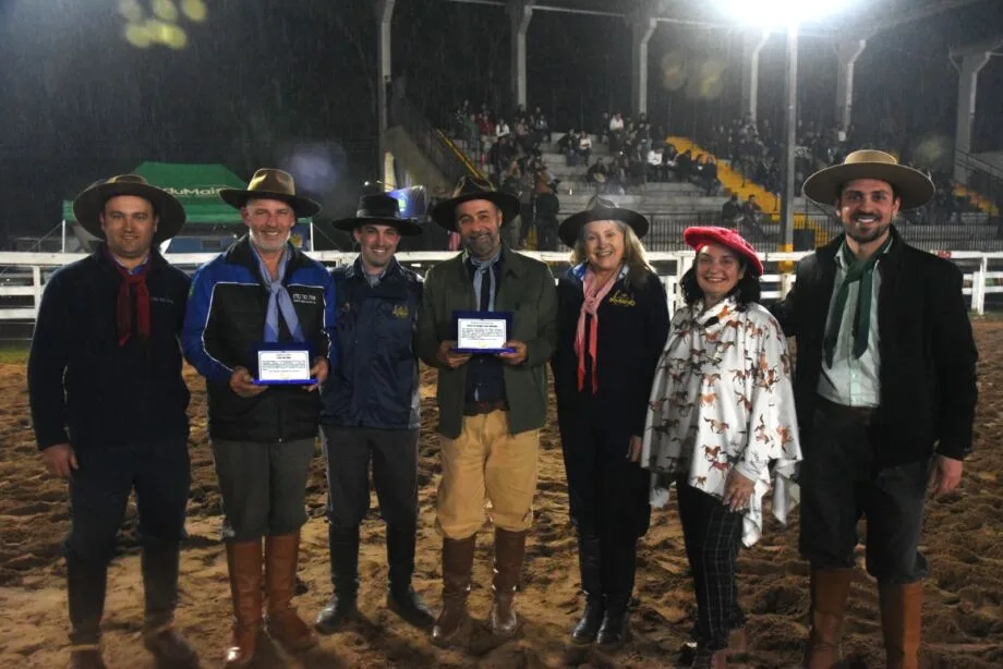 Laço de Inverno reúne mais de 6 mil pessoas e homenageia prefeito Sérgio Moraes durante cerimônia de abertura