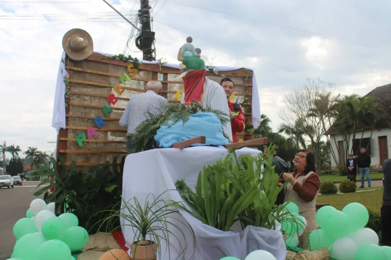 Festa do Colono e Motorista reúne mais de 200 veículos em Passo do Sobrado