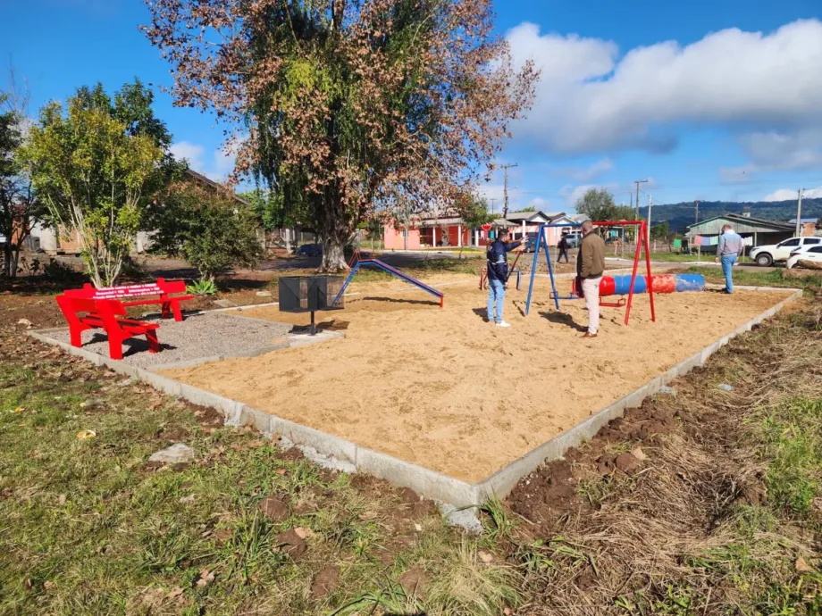 Novas pracinhas começam a ser instaladas em três comunidades de Vale Verde