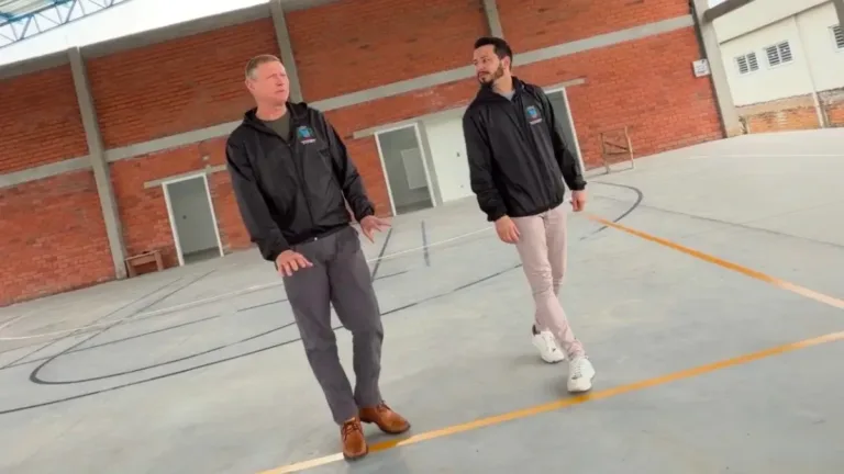 Quadra coberta da Escola Odette entra na fase final de construção