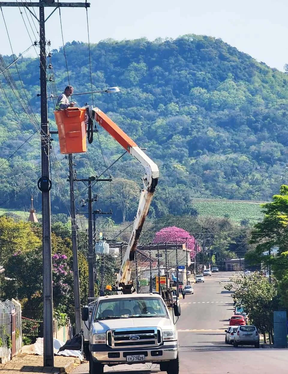 Centro de Vale Verde começa a receber nova iluminação pública