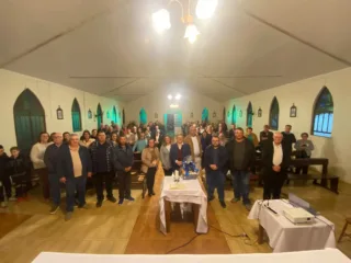 Bispo Dom Itacir Brassiani reúne fiéis na comunidade de Mont Serrat