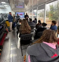 Carreta do Saber inicia curso gratuito de mecânica em Vale Verde