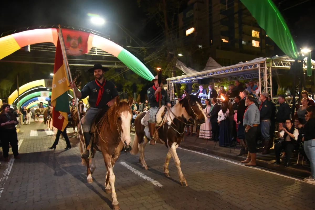 Festejos Farroupilhas: Desfile temático noturno acontece nesta terça