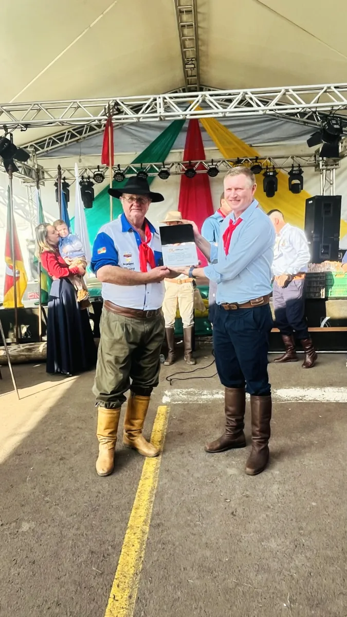 Luiz Carlos Toillier é homenageado por trajetória dedicada ao tradicionalismo em Vale Verde