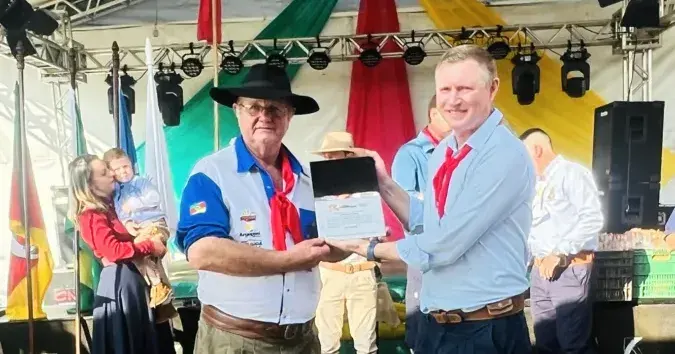 Luiz Carlos Toillier é homenageado por trajetória dedicada ao tradicionalismo em Vale Verde