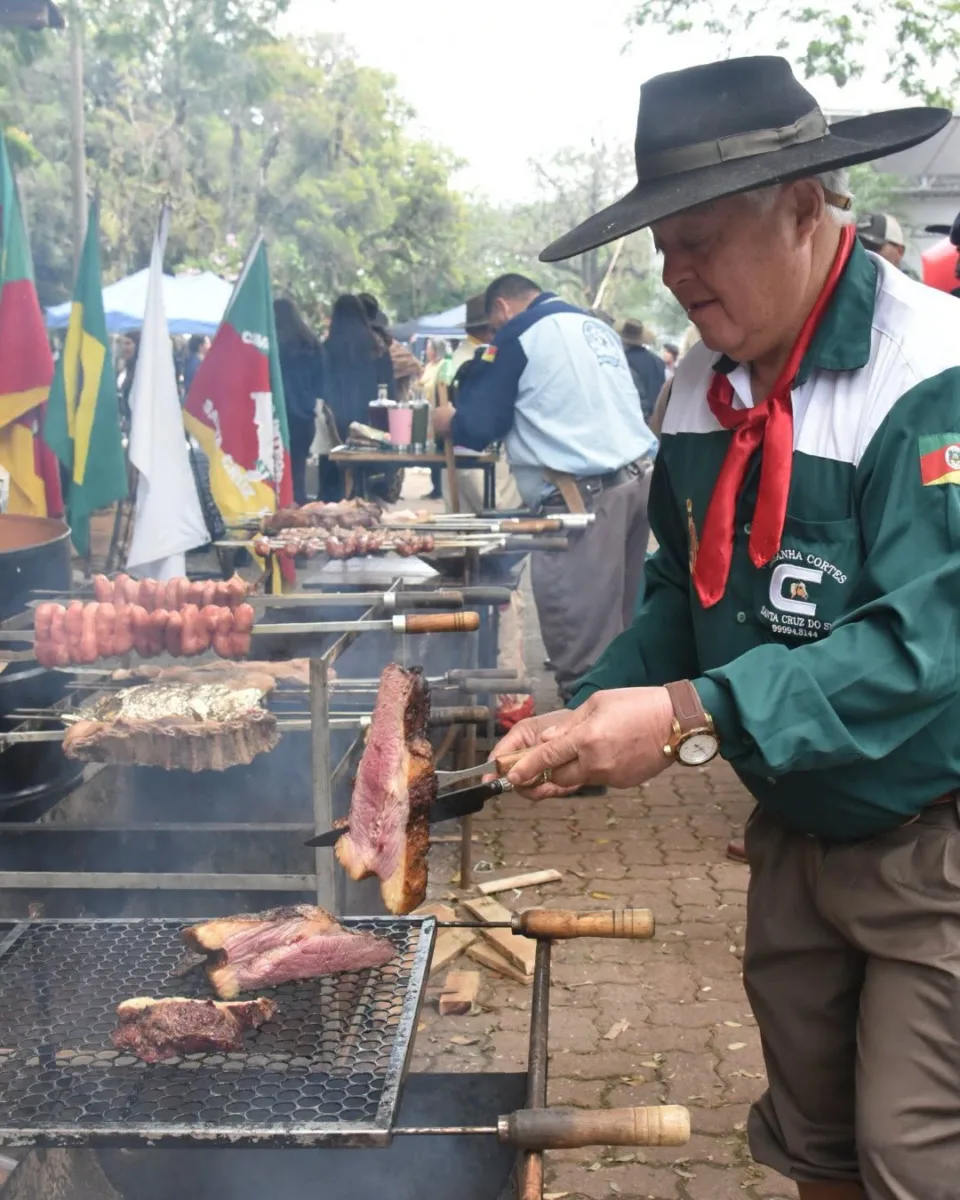 Churrascada reúne grande público e consolida programação na Praça da Bandeira
