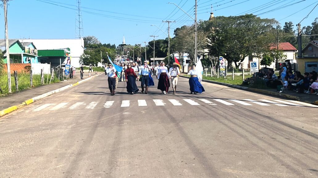 Desfile Farroupilha reúne grande público no centro de Vale Verde