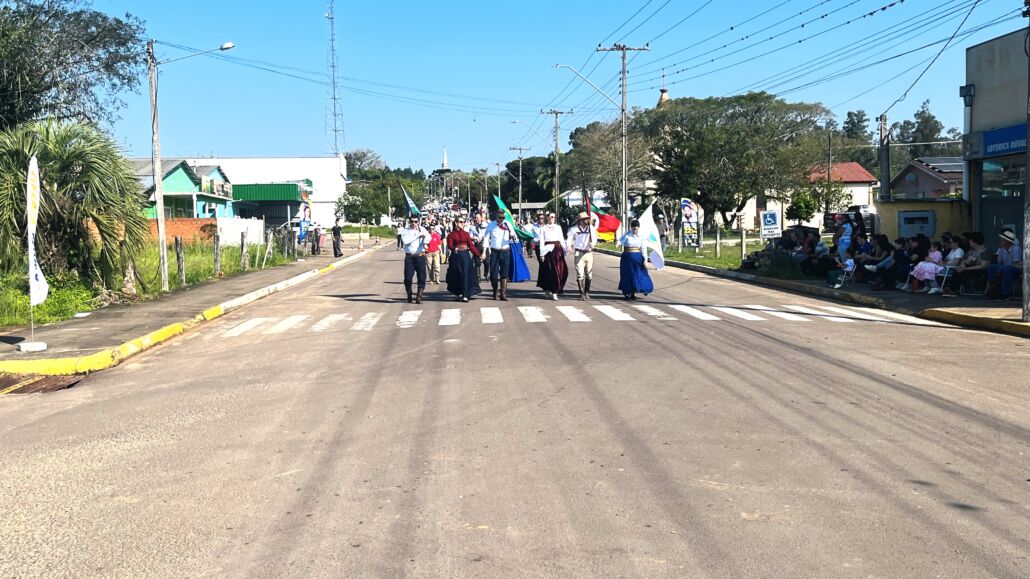 Desfile Farroupilha reúne grande público no centro de Vale Verde