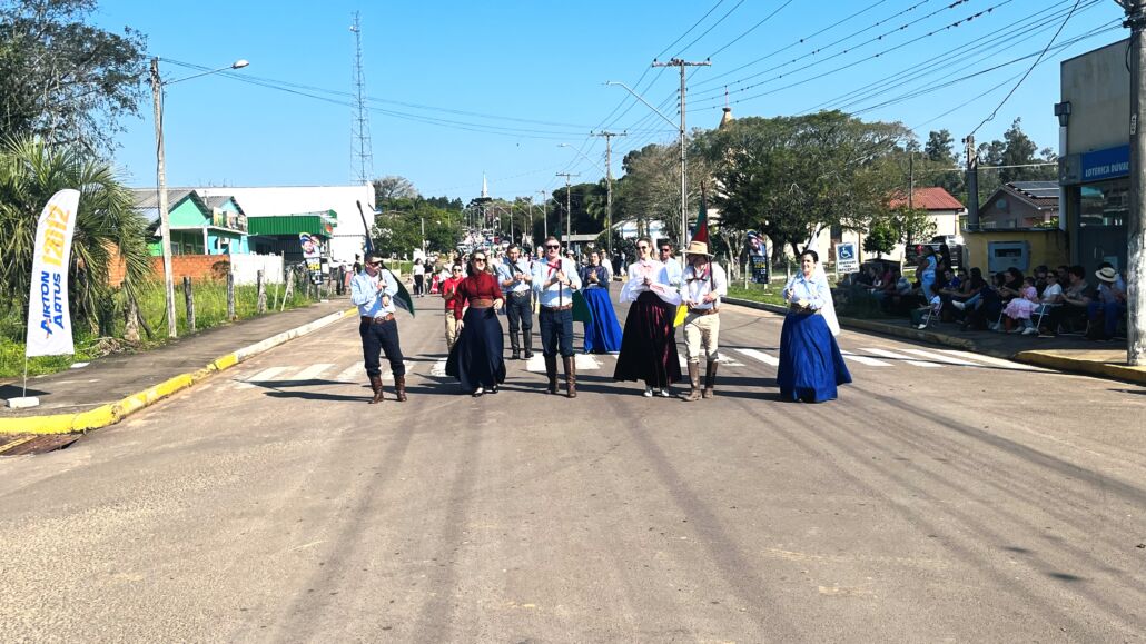 Desfile Farroupilha reúne grande público no centro de Vale Verde