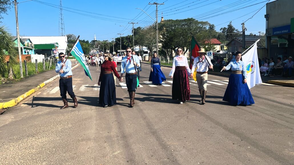 Desfile Farroupilha reúne grande público no centro de Vale Verde