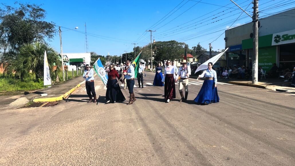 Desfile Farroupilha reúne grande público no centro de Vale Verde