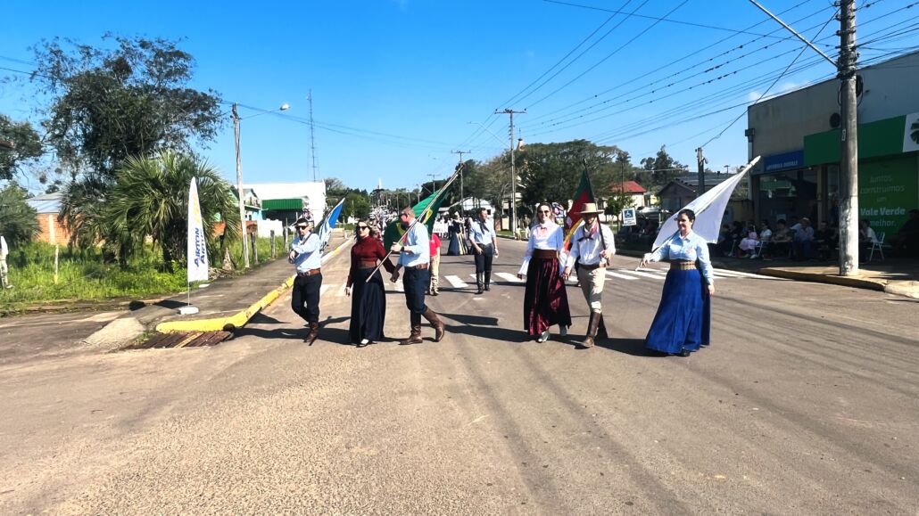 Desfile Farroupilha reúne grande público no centro de Vale Verde