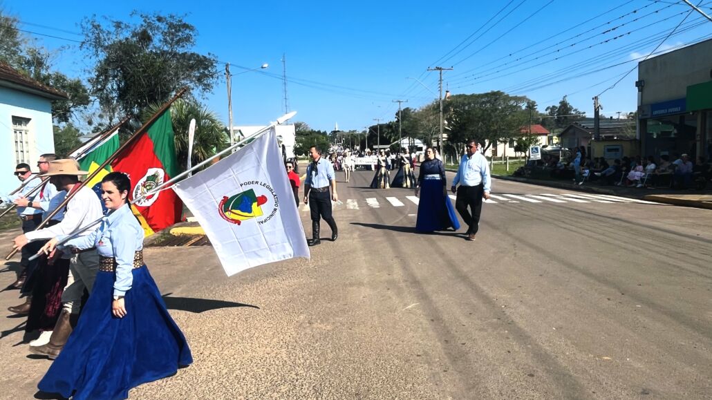 Desfile Farroupilha reúne grande público no centro de Vale Verde