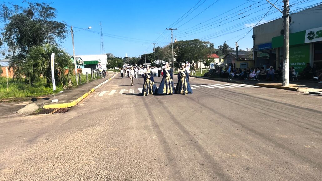 Desfile Farroupilha reúne grande público no centro de Vale Verde