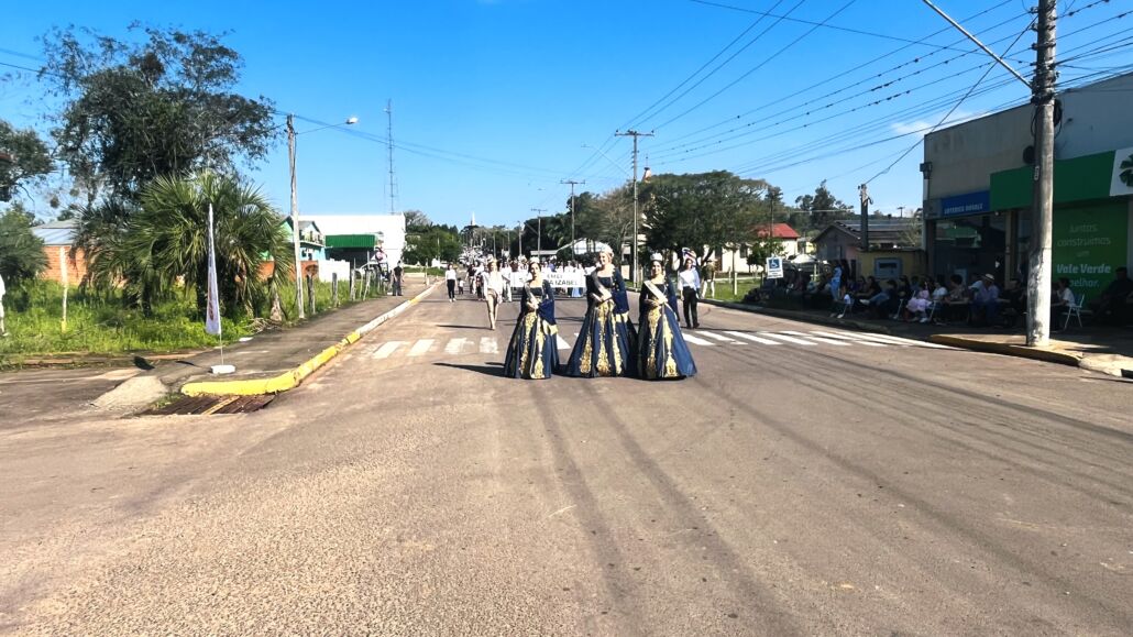 Desfile Farroupilha reúne grande público no centro de Vale Verde