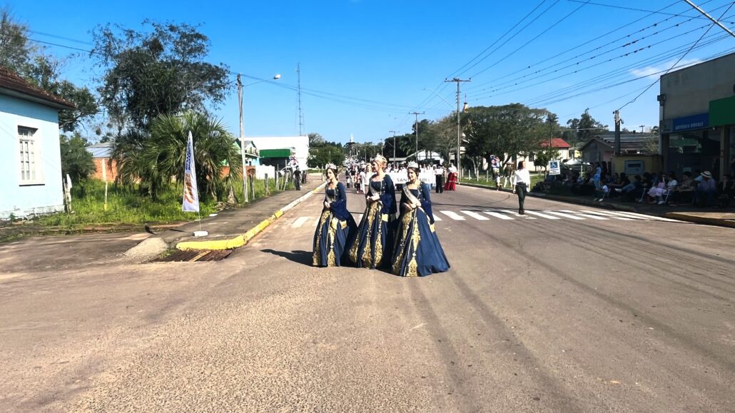 Desfile Farroupilha reúne grande público no centro de Vale Verde