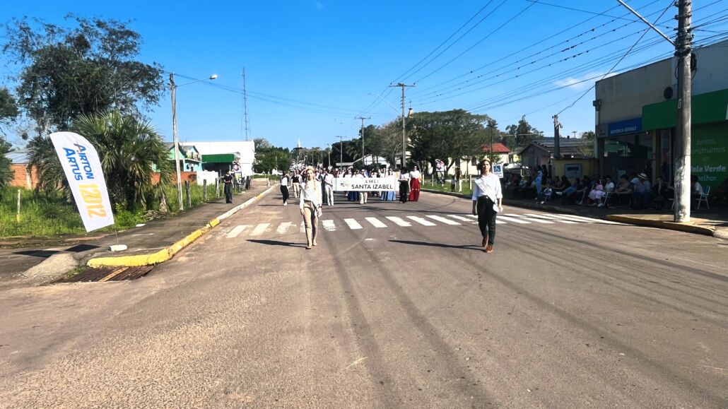 Desfile Farroupilha reúne grande público no centro de Vale Verde