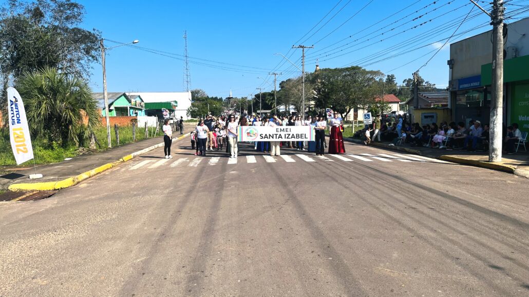 Desfile Farroupilha reúne grande público no centro de Vale Verde