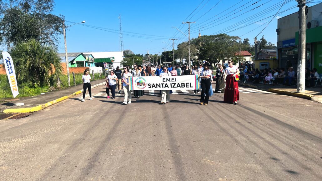 Desfile Farroupilha reúne grande público no centro de Vale Verde
