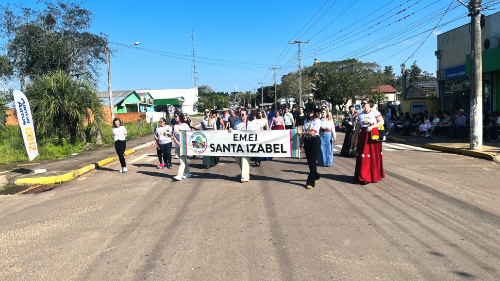 Desfile Farroupilha reúne grande público no centro de Vale Verde