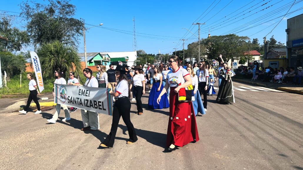 Desfile Farroupilha reúne grande público no centro de Vale Verde