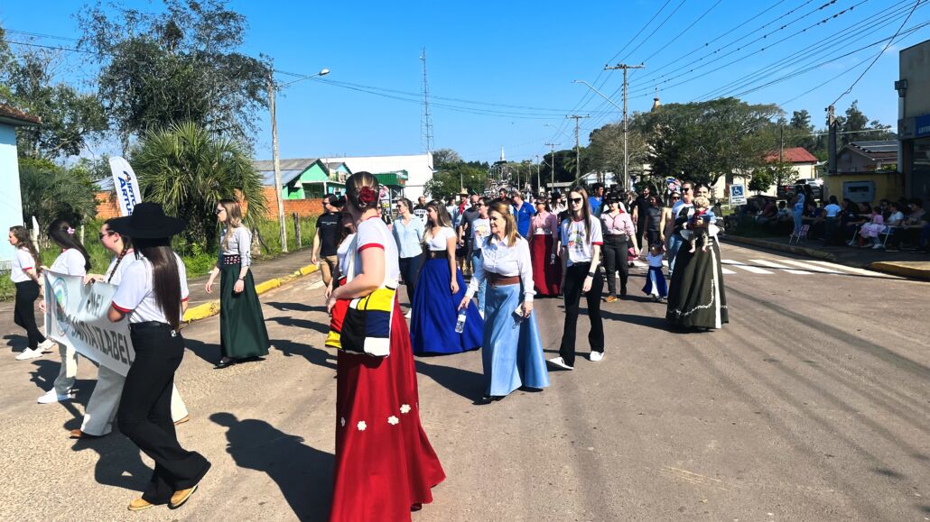 Desfile Farroupilha reúne grande público no centro de Vale Verde