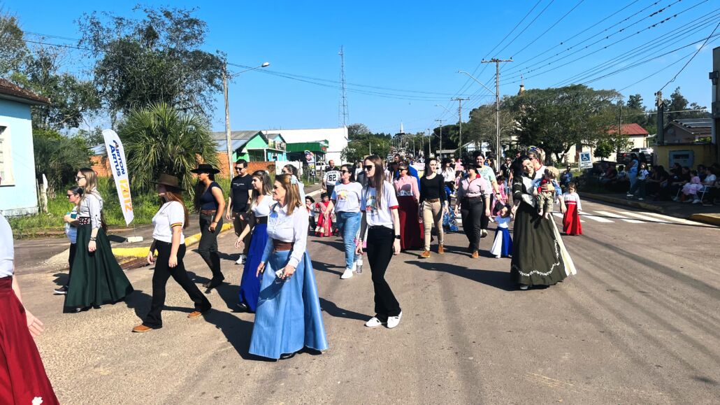 Desfile Farroupilha reúne grande público no centro de Vale Verde