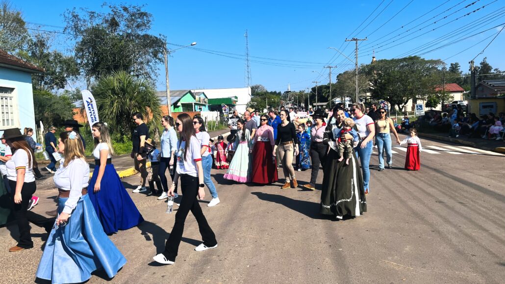 Desfile Farroupilha reúne grande público no centro de Vale Verde