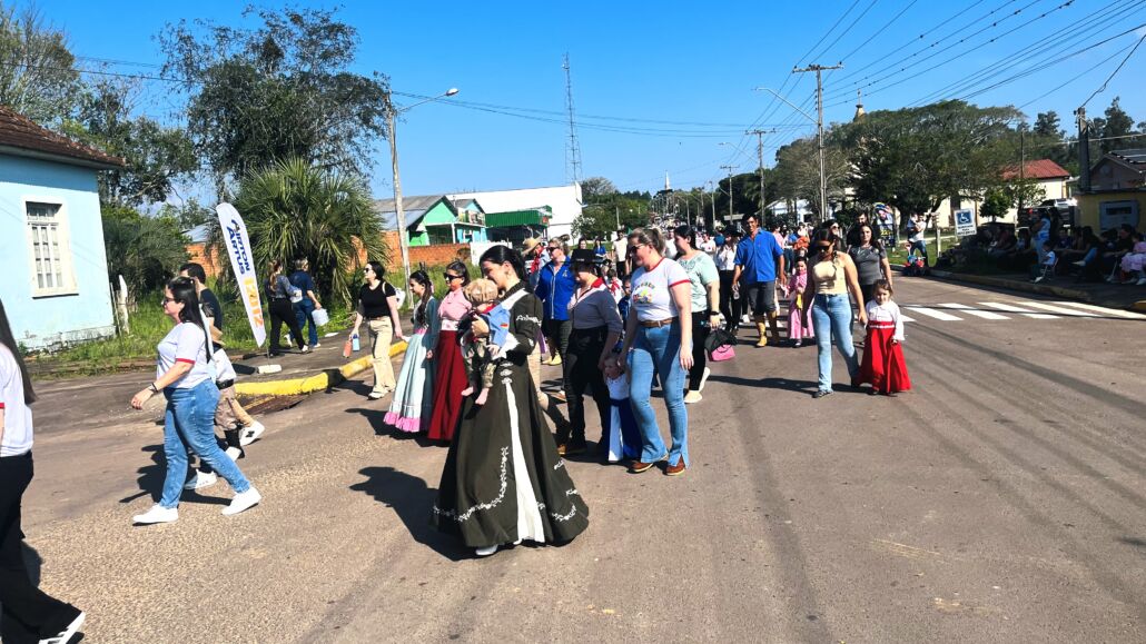 Desfile Farroupilha reúne grande público no centro de Vale Verde
