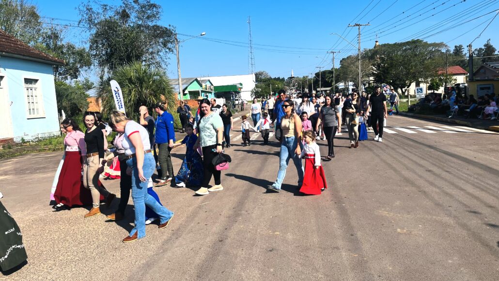 Desfile Farroupilha reúne grande público no centro de Vale Verde
