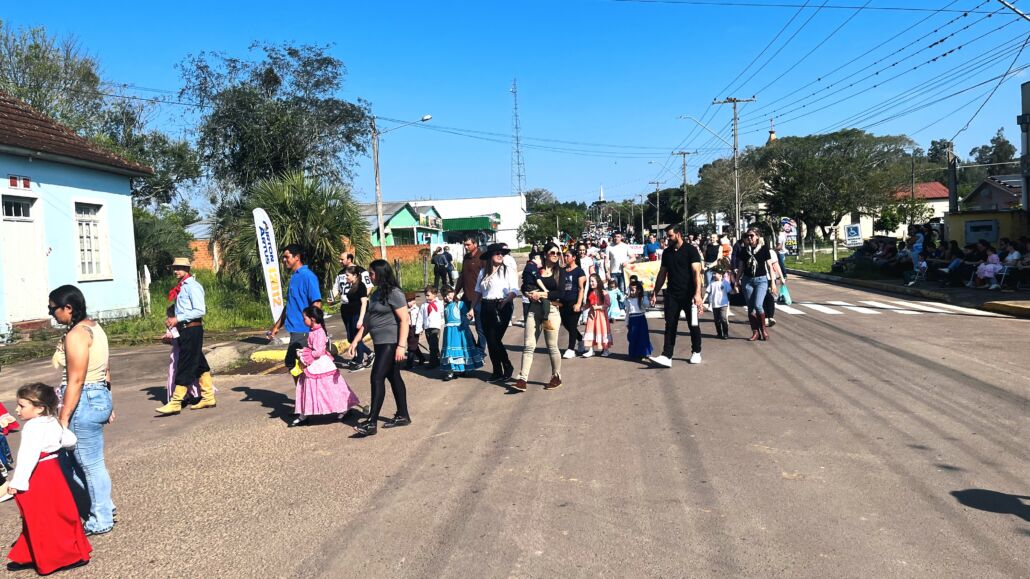 Desfile Farroupilha reúne grande público no centro de Vale Verde