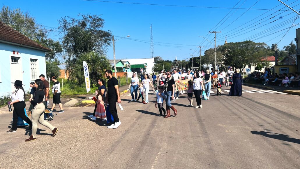 Desfile Farroupilha reúne grande público no centro de Vale Verde