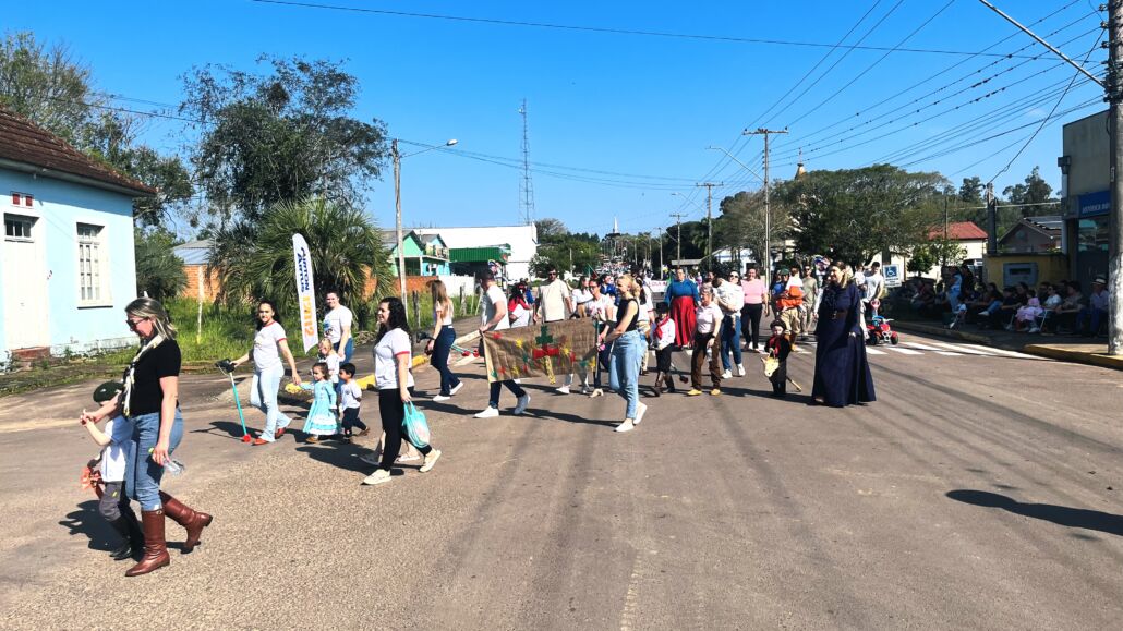 Desfile Farroupilha reúne grande público no centro de Vale Verde