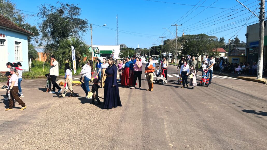 Desfile Farroupilha reúne grande público no centro de Vale Verde