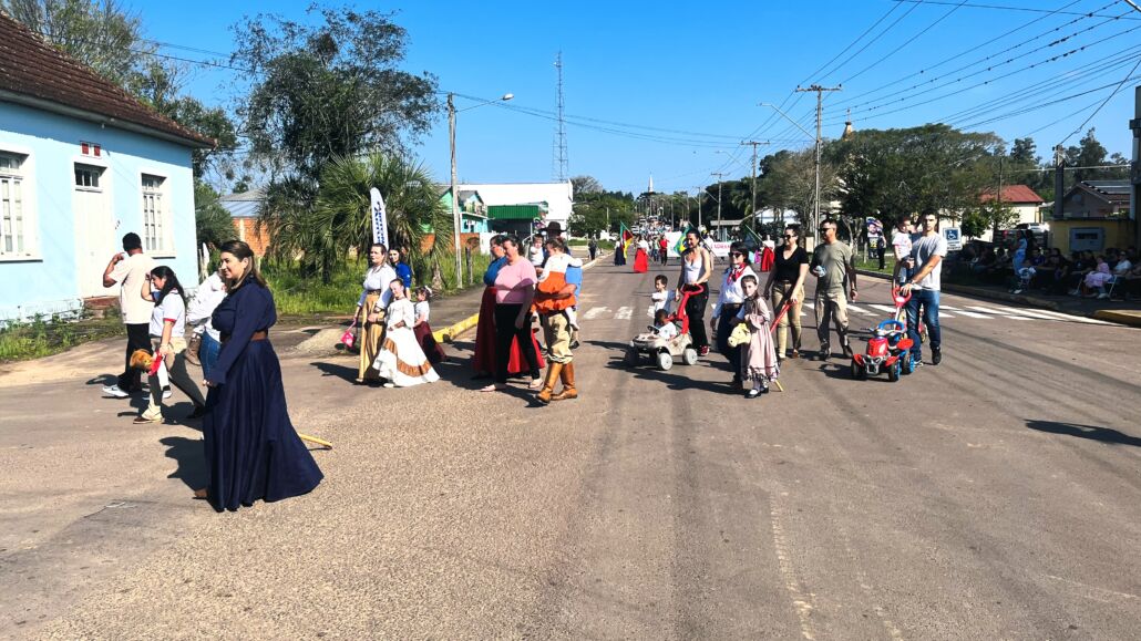 Desfile Farroupilha reúne grande público no centro de Vale Verde