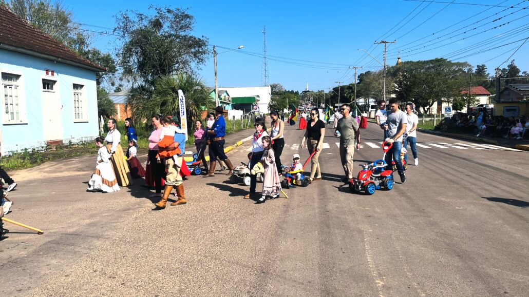 Desfile Farroupilha reúne grande público no centro de Vale Verde