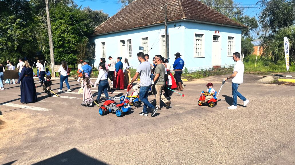 Desfile Farroupilha reúne grande público no centro de Vale Verde