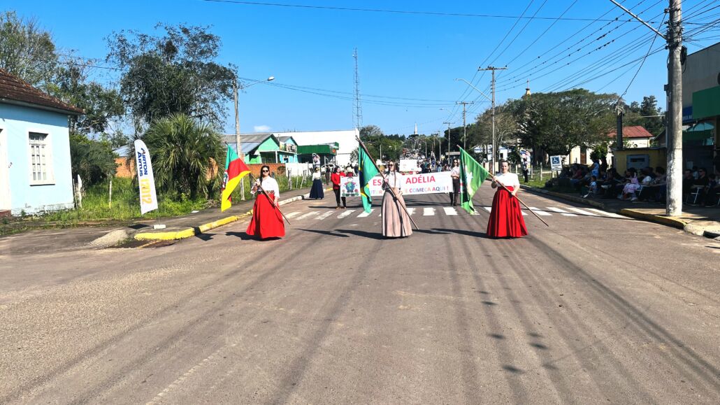 Desfile Farroupilha reúne grande público no centro de Vale Verde