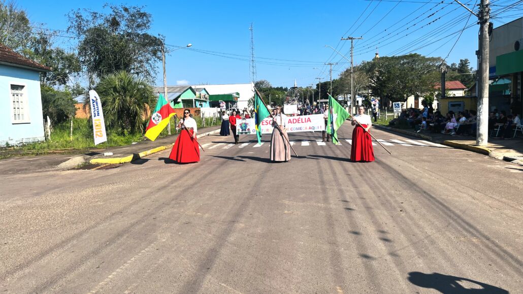 Desfile Farroupilha reúne grande público no centro de Vale Verde