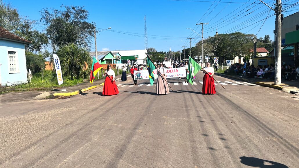 Desfile Farroupilha reúne grande público no centro de Vale Verde