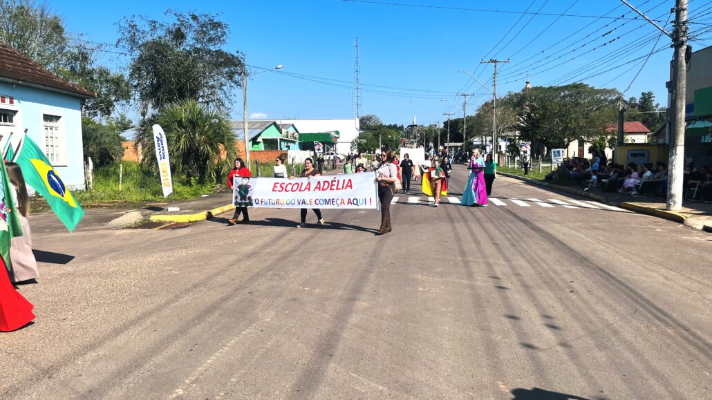 Desfile Farroupilha reúne grande público no centro de Vale Verde