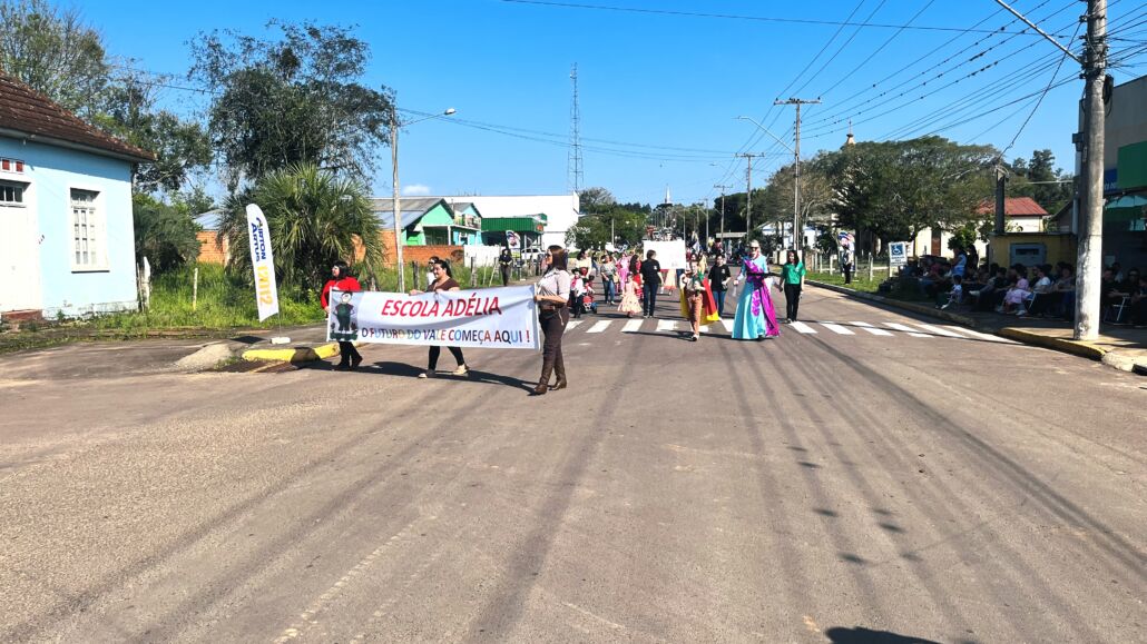 Desfile Farroupilha reúne grande público no centro de Vale Verde