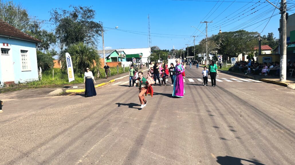 Desfile Farroupilha reúne grande público no centro de Vale Verde