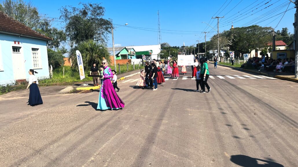 Desfile Farroupilha reúne grande público no centro de Vale Verde