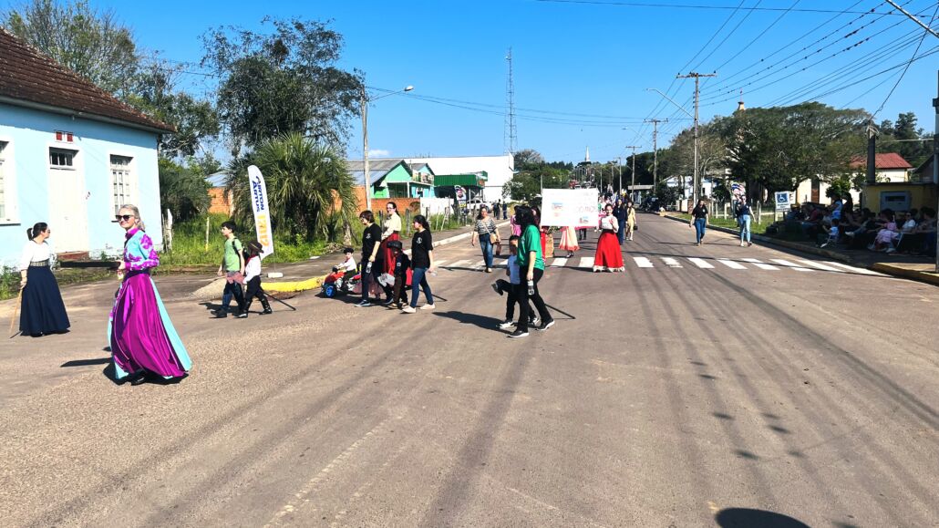 Desfile Farroupilha reúne grande público no centro de Vale Verde